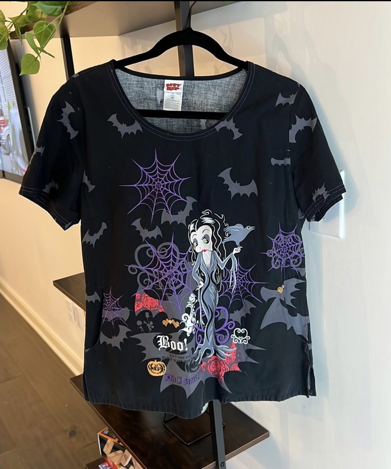 Betty Boop Scrub Halloween Shirt w/ Pockets Size: Medium