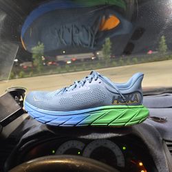 Hoka Men's Arahi 7.    Size 9.5  New