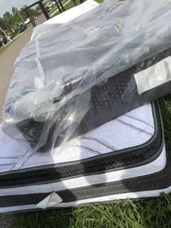 Twin mattress and box spring