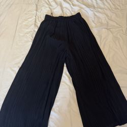Uniqlo Black Pleated Flowy 3/4 Pants
