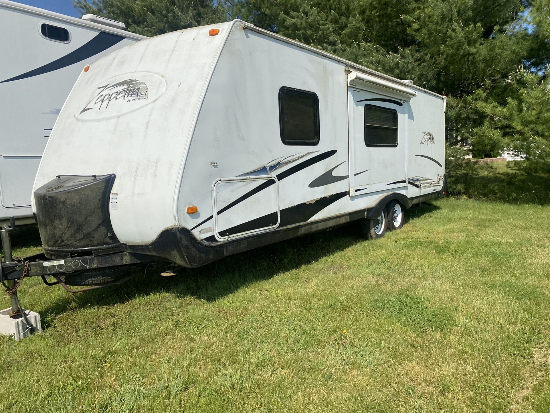 Photo 2004 zepplin travel trailer 28 foot rear kitchen m281