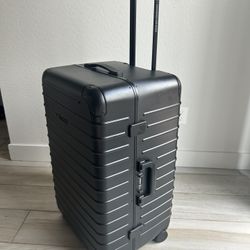 Solgaard 28” Suitcase
