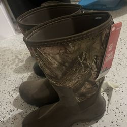 Ladies Dkny Signature Print Boots 7.5 for Sale in Palm Harbor, FL - OfferUp