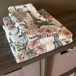 Paris themed Towel Set New w/ Tags