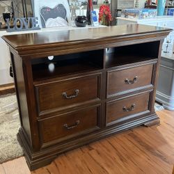 DRESSER / TV STAND 