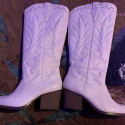 “Crown Vintage” White Cowgirl boots 