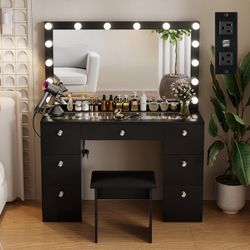 Makeup Vanity Set with Glass Table and Charging Station, Vanity Table with Lighted Mirror and 7 Drawers, Stool Included, for Bedroom