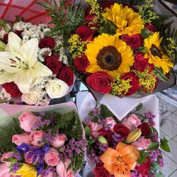 Flowers, bouquets, flower baskets, vases, gifts. Flores, ramos, cestas de flores, y regalos.