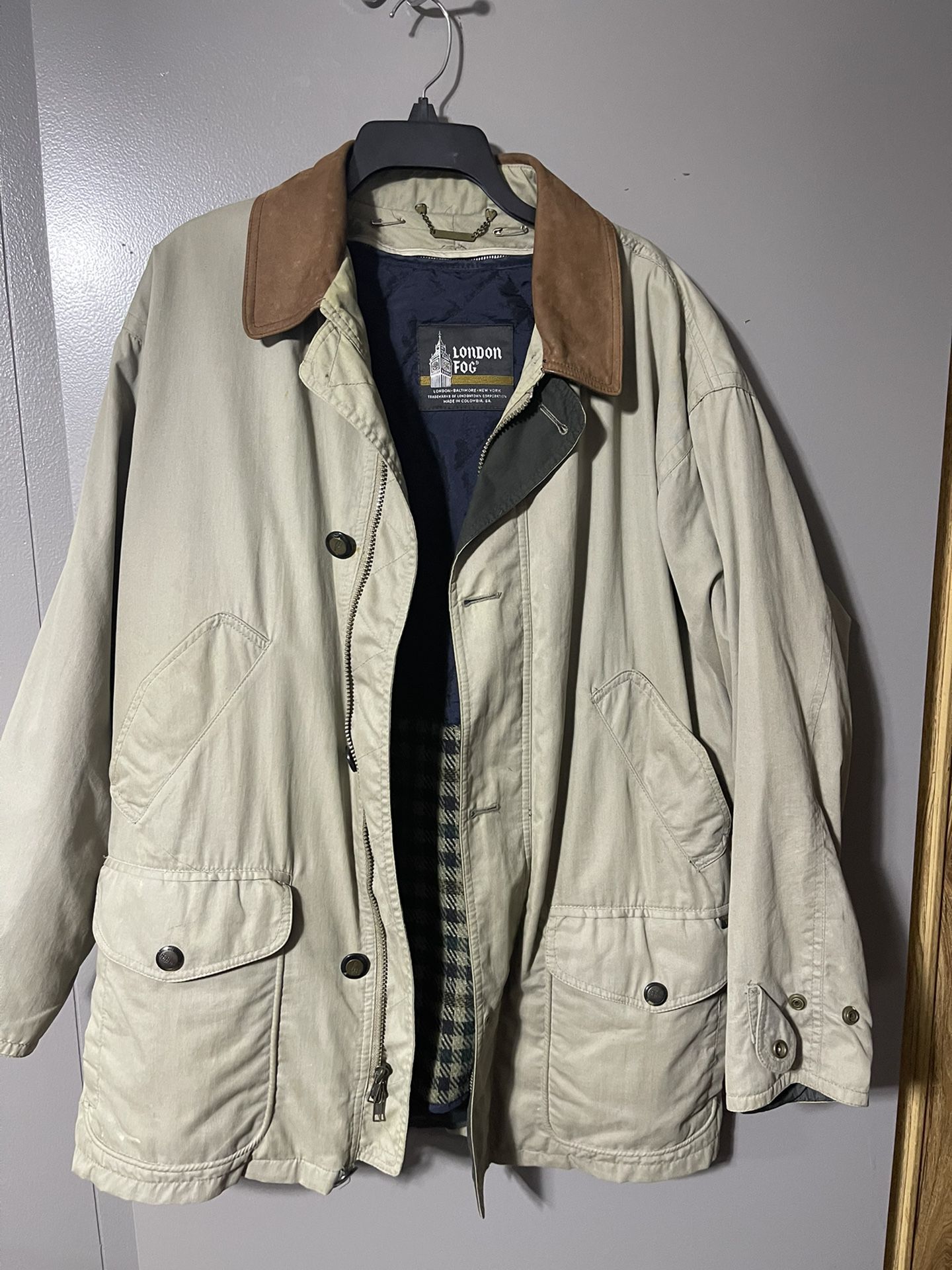 Used London Fog man coat thinsulate 3M with zip out lining, 4 pockets on the front,  Leather collar, dry clean only, zip and button closure size M Reg