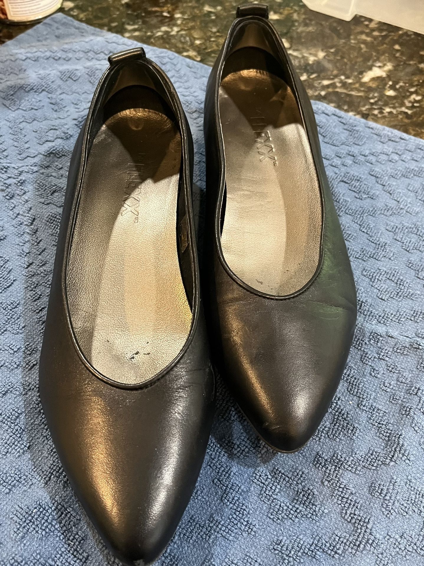 Black Leather Flats/Low Heel Ladies Shoes, The Flexx, 8 M