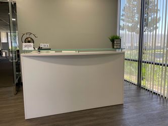 Modern L-Shaped Reception Desk – Glass Top (69” x 91”)