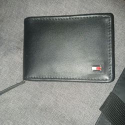 Tommy Hilfiger Men's Leather Oxford Slim Zip-Around Bifold Wallet

