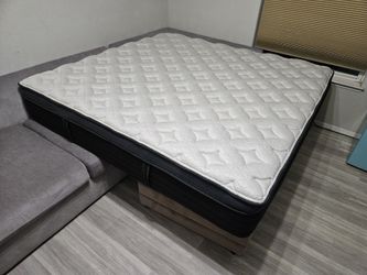 Like New Helix Original Cover Hybrid King Mattress