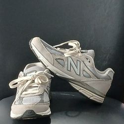 New Balance 990V4 Sneakers. Grey/Silver. Men Size 4.5/Women Size 6