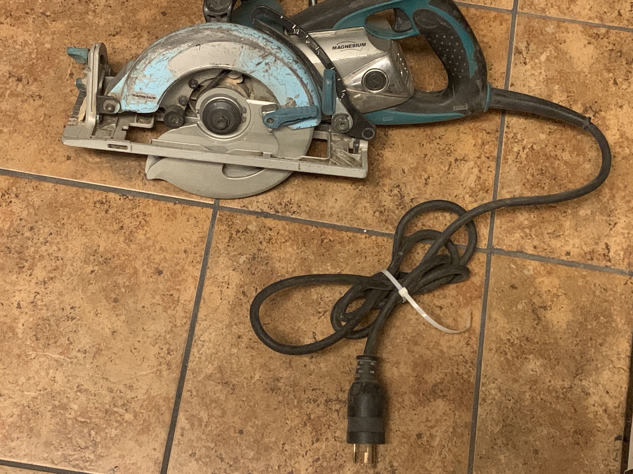 Makita USED 7 1 4 Magnesium Hypoid Saw 5377 MG 10 for Sale in