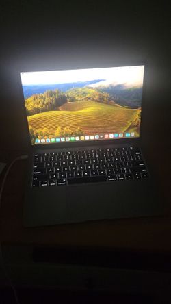 MacBook air 2017 8gb ram 250 GB hardrive w charger