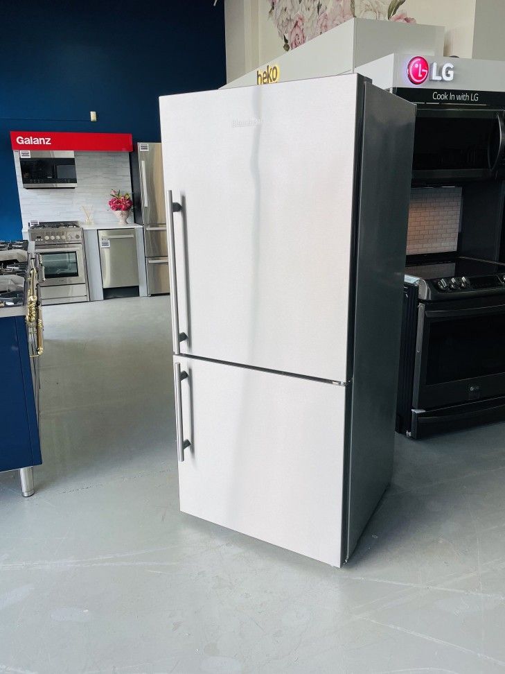 NEW Blomberg BRFBSSN 30 Inch Bottom-Freezer Refrigerator