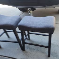 2 bar stools like new