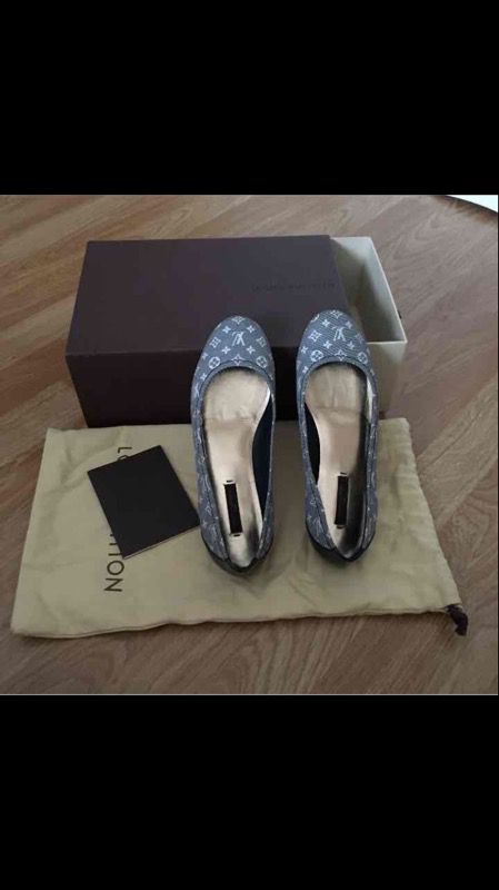 Auth Louis Vuitton flat shoes