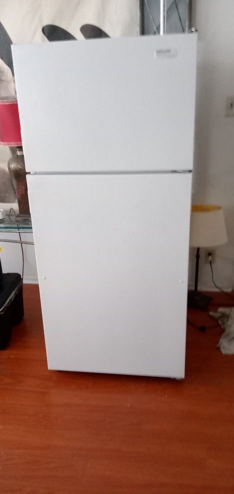Kirkland by Whirlpool ST14CKXSQ 14 Cubic Foot Top-Mount Refrigerator, White

 Great Condition.! 