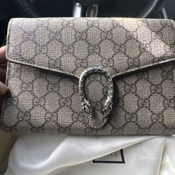 GUCCI HAND PURSE!! 