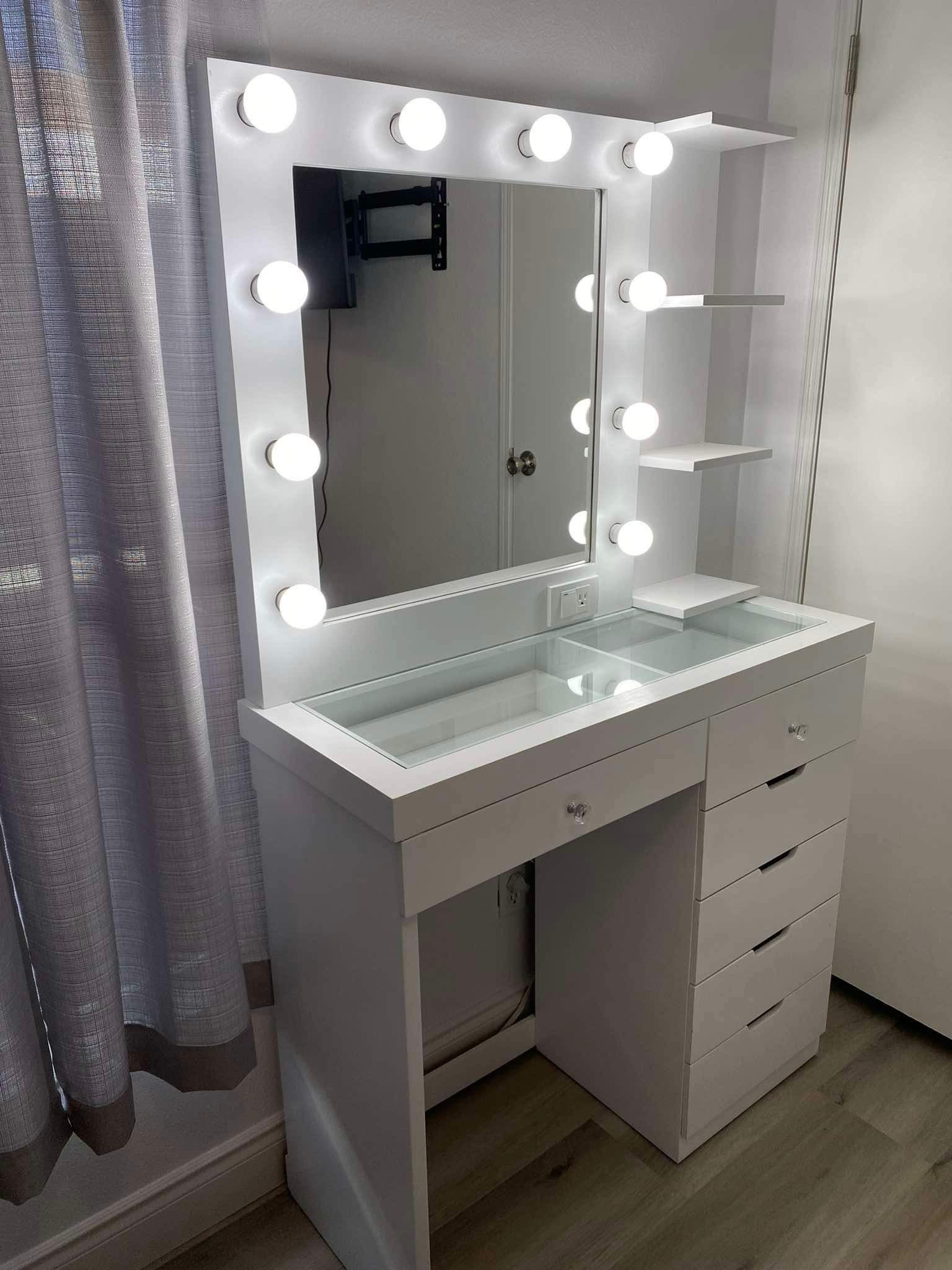 Makeup Vanity 40” 💡