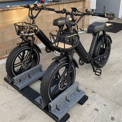 2 Himiway Challenge R e-bikes