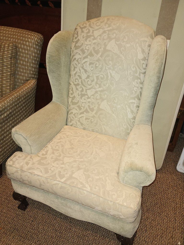 BEAUTIFUL WINGBACK ACCENT CHAIR 