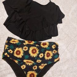 New Beautiful Bathing Suit Size 3x. BLACK TOP. SUN FLOWER BOTTOMS. TOP IS DARK BLACK.  LOOKS LIGHT DO TO LIGHTENING IN ROOM.  SEE.ALL PHOTOS.  CASH PI