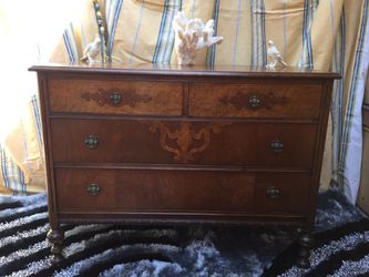 Antique dresser good condition. Serious buyers
