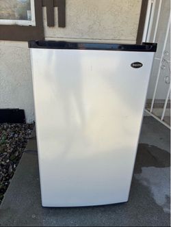 Sanyo Mini Fridge
