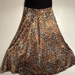 Elegant women's summer leopard print skirt .