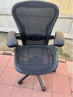 Herman Miller Aeron Chair Size B