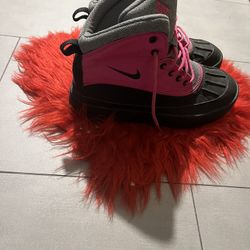 Nike ACG Water Or Snow Boots Size 6y 