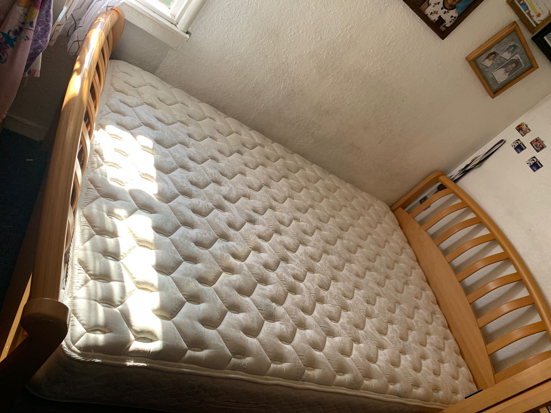 Se vende cama full con colchones los colchones casi nuevos