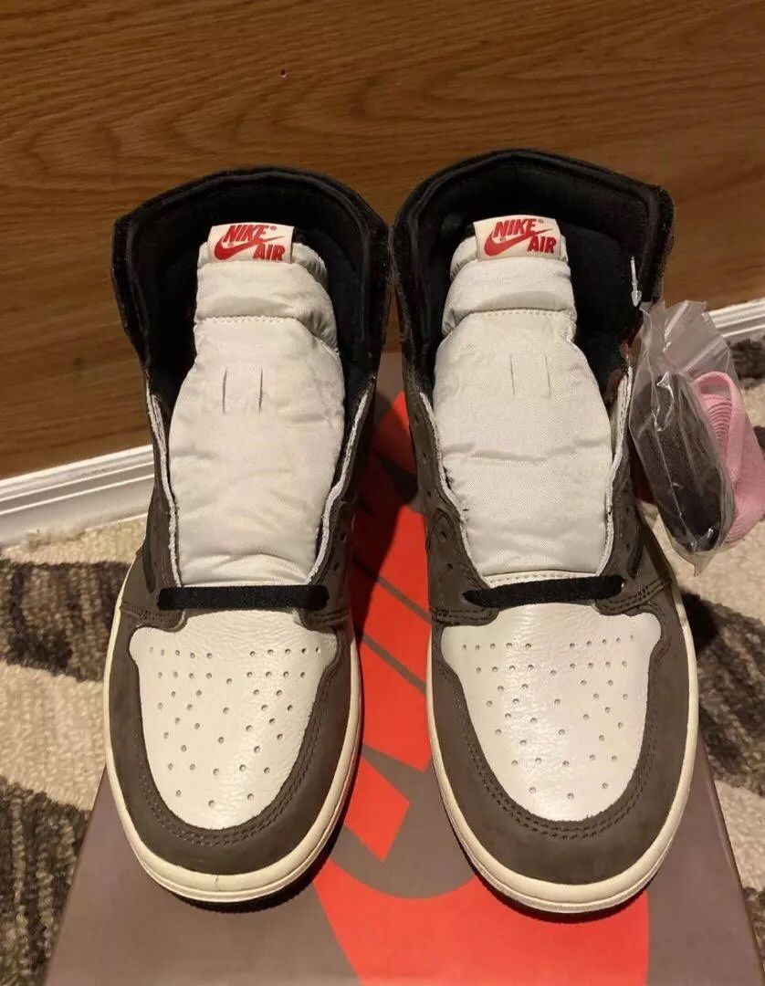 Travis Scott Jordan 1