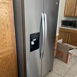 Whirlpool Fridge/Freezer With Ice Maker 