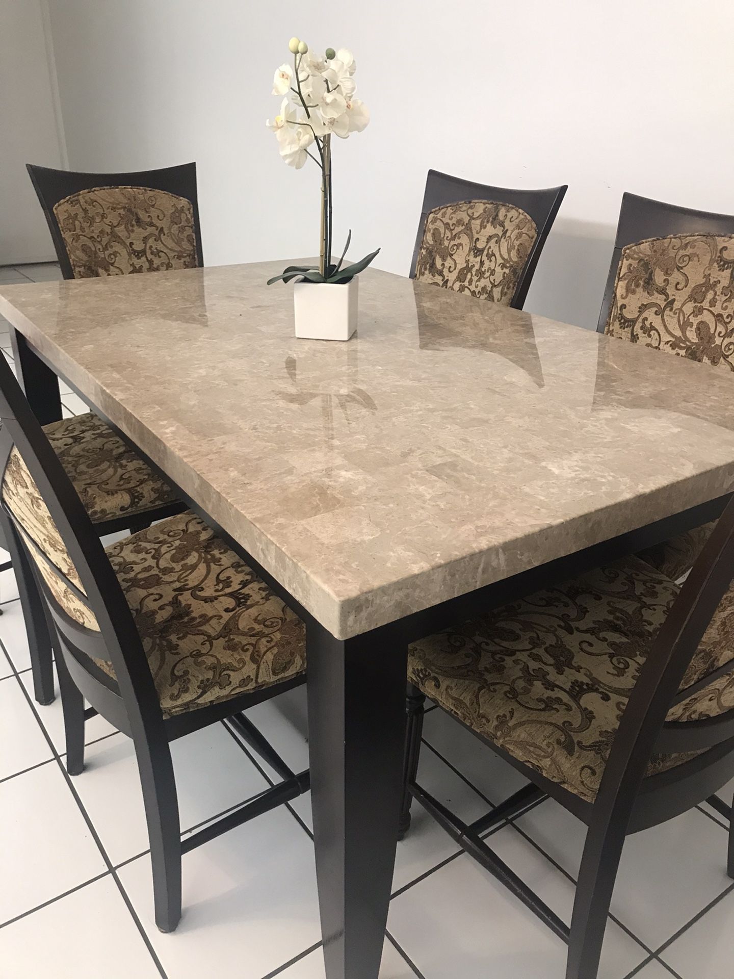 Beautiful Dining Table & 6 Chairs