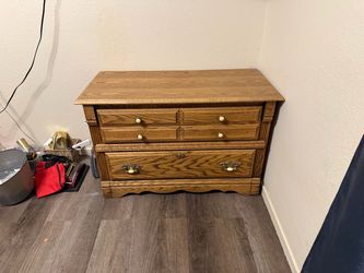 eautiful Cedar-Lined Wood Storage Chest – Excellent Condition!
