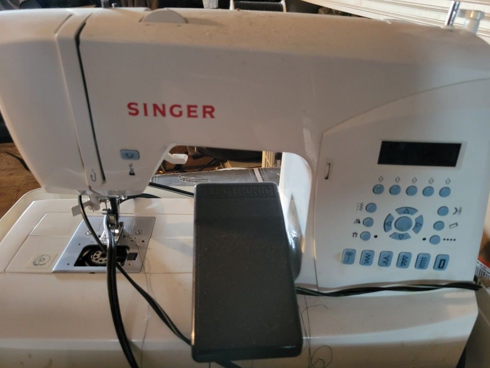 Singer Sewing Machine Lots Of Functions