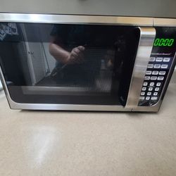 LIKE NEW MICROWAVE IN EXCELLENT CLEAN CONDITIONS 
