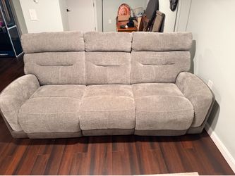 Bob’s Furniture Phantom Gray 86” Power Reclining Sofa – Like New