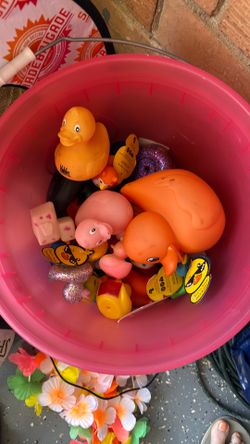 Bucket of jeep ducks (ONLY THE DUCKS)