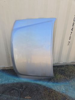 Gray Nissan extera Hood