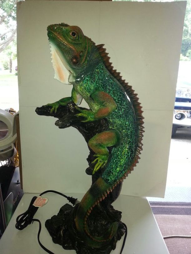 Iguana lamp top