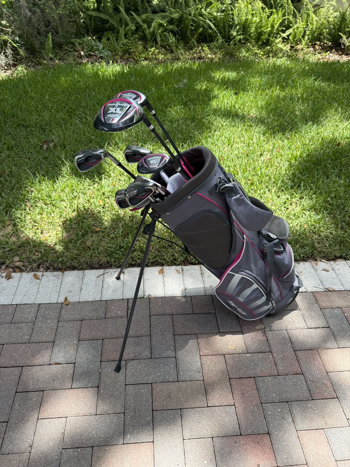 Like new! Ladies top Flite xl 12 pierce golf club set. Right handed. Pink and grey