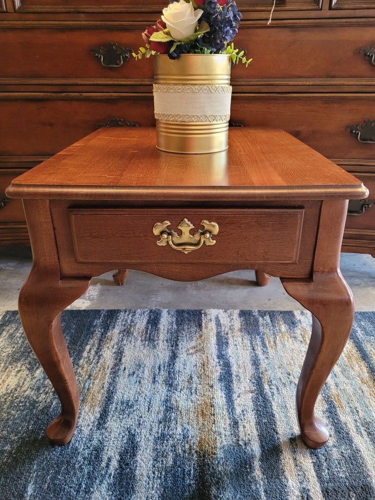VINTAGE END / SIDE TABLE