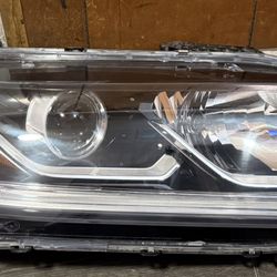 2017 Honda Accord 2 Door right headlight 