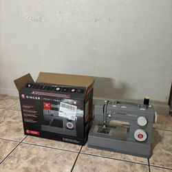 Singer Heavy Duty Seeing Machine 