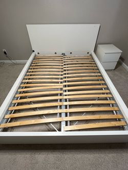 Queen size frame and nightstand with 2 drawers